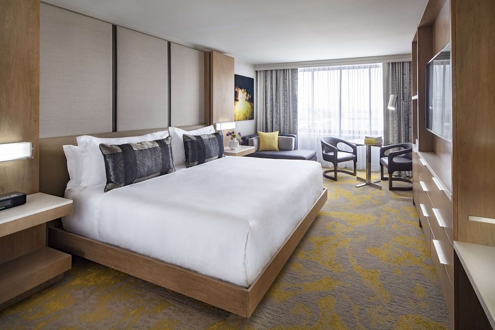 Hilton Washington DC Capitol Hill Room, 1 King Bed, Accessible (Roll-In Shower) 2