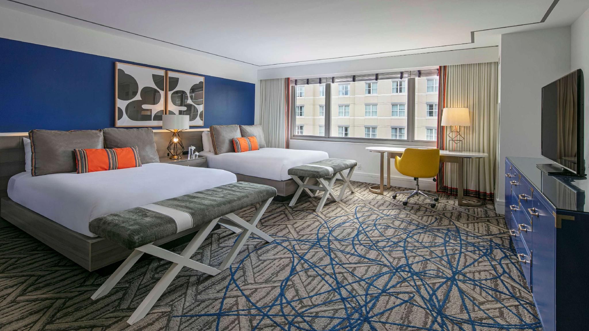 Mobility Accessible Executive Cityview Studio Two Queens bathtub