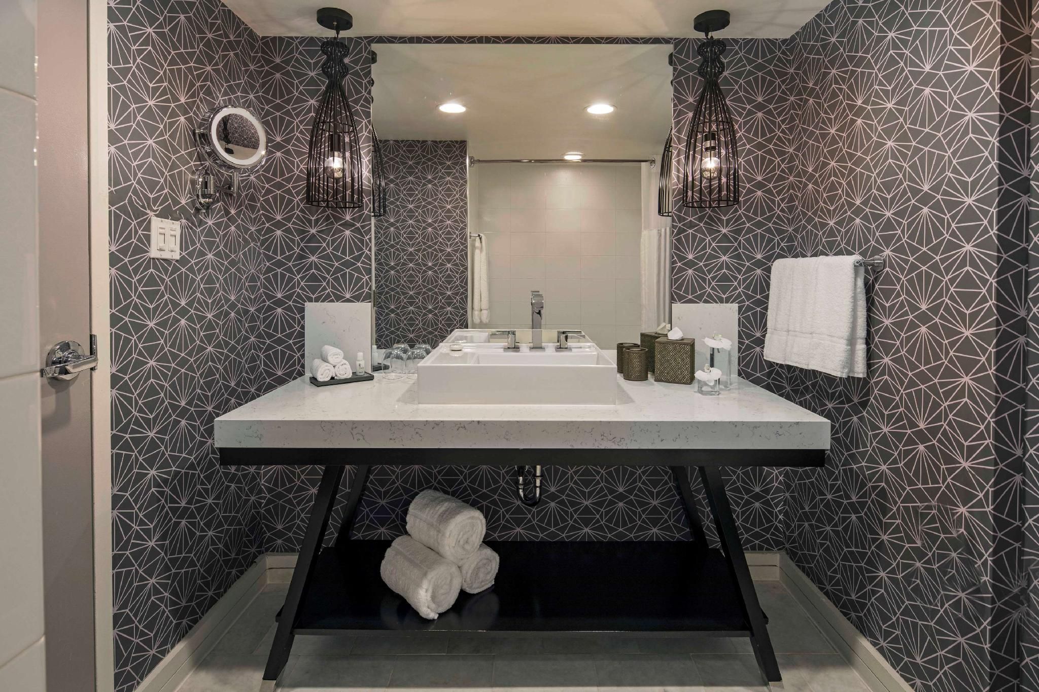 Mobility Accessible Executive Cityview Studio Two Queens bathtub