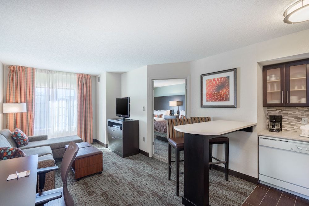 Staybridge Suites Wilmington-Newark by IHG Studio Suite, 1 Queen Bed, Kitchen 4