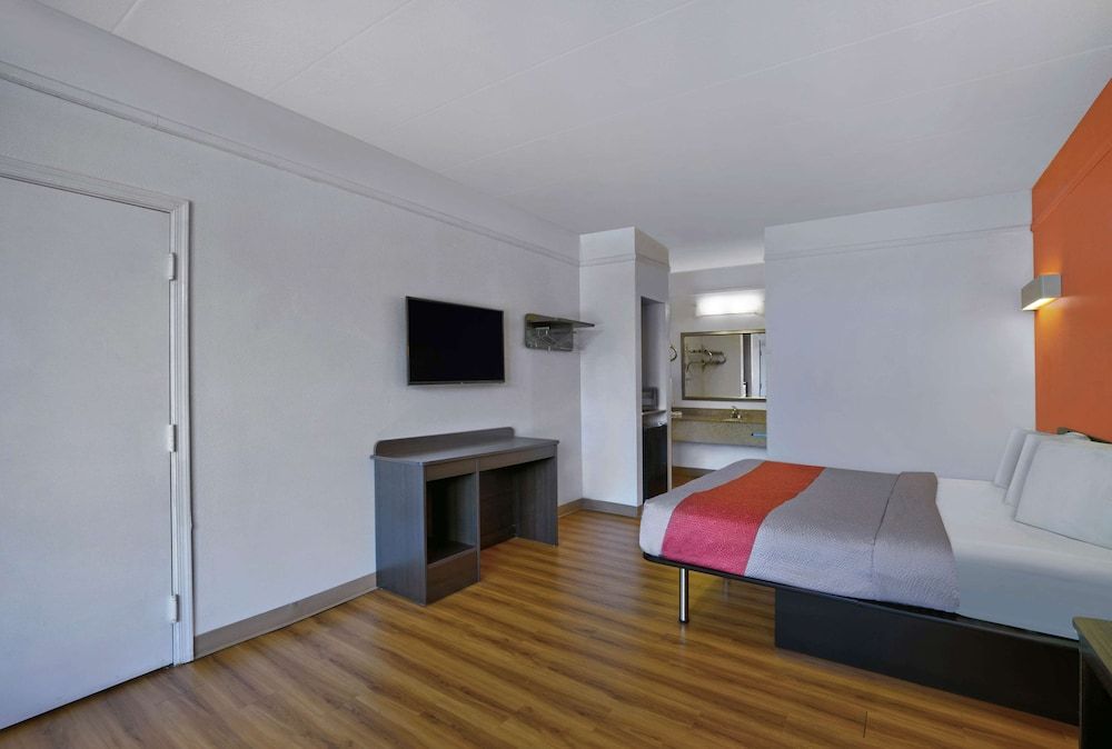 Motel 6 Seaford, DE Standard Room, 1 King Bed, Smoking 5