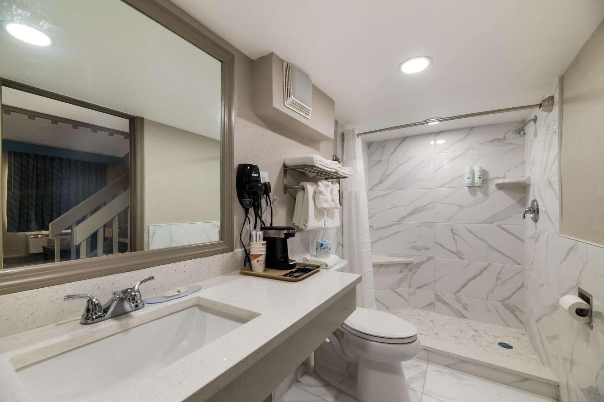Queen Suite with Sofa Bed - Smoking