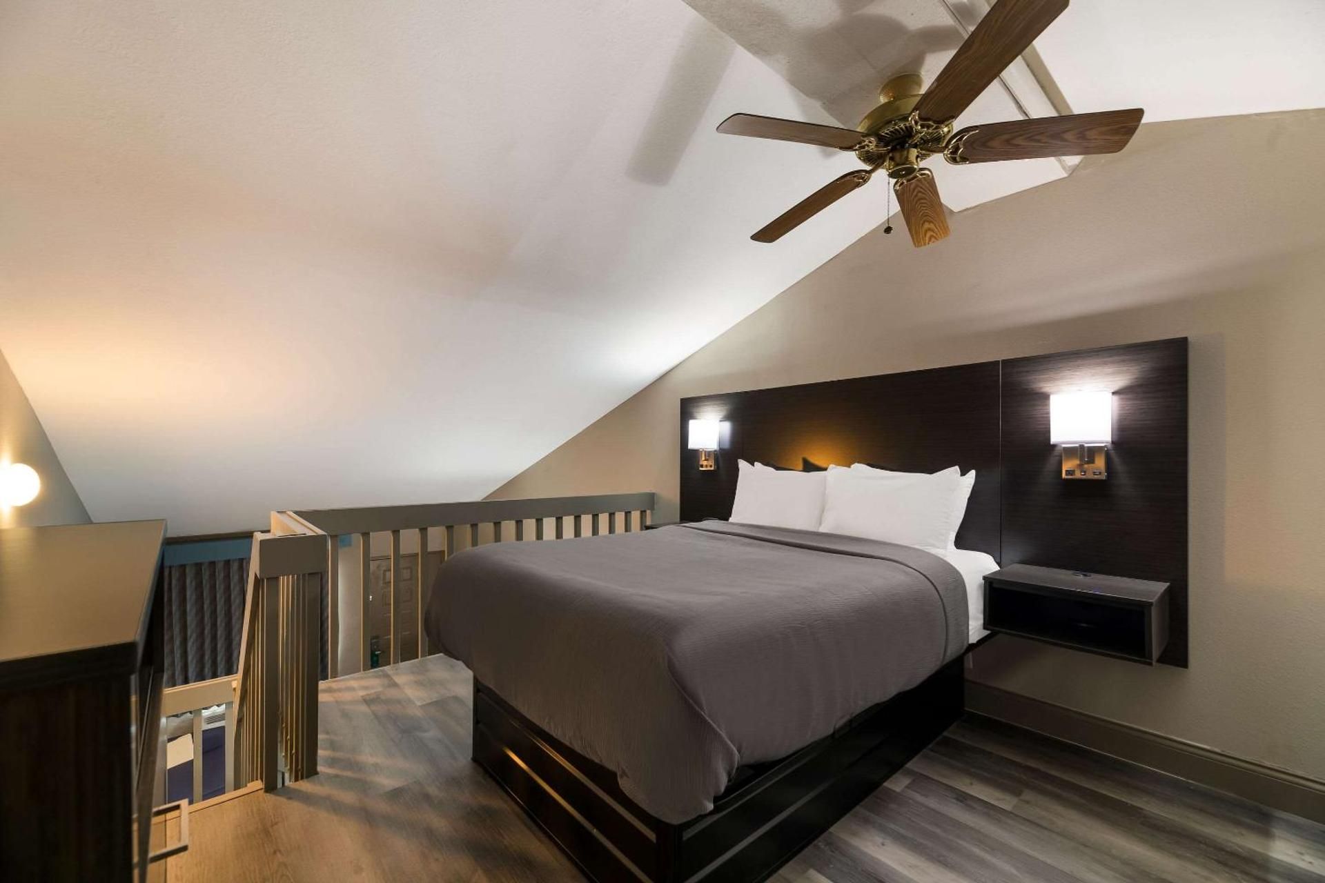 Queen Suite with Sofa Bed - Smoking