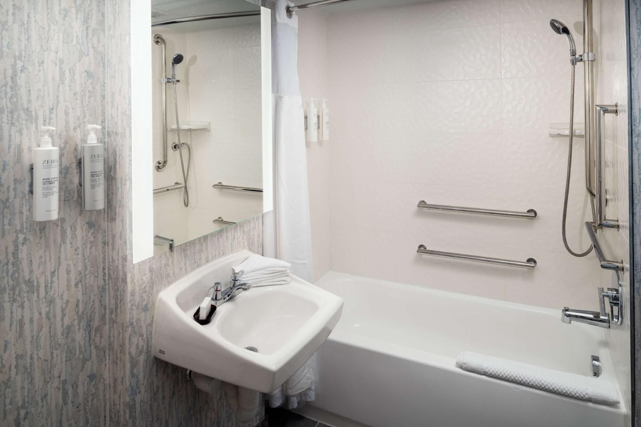 2 Dbl 1 Bdrm Ste Mob/Hear Access Tub Atrium Ns
