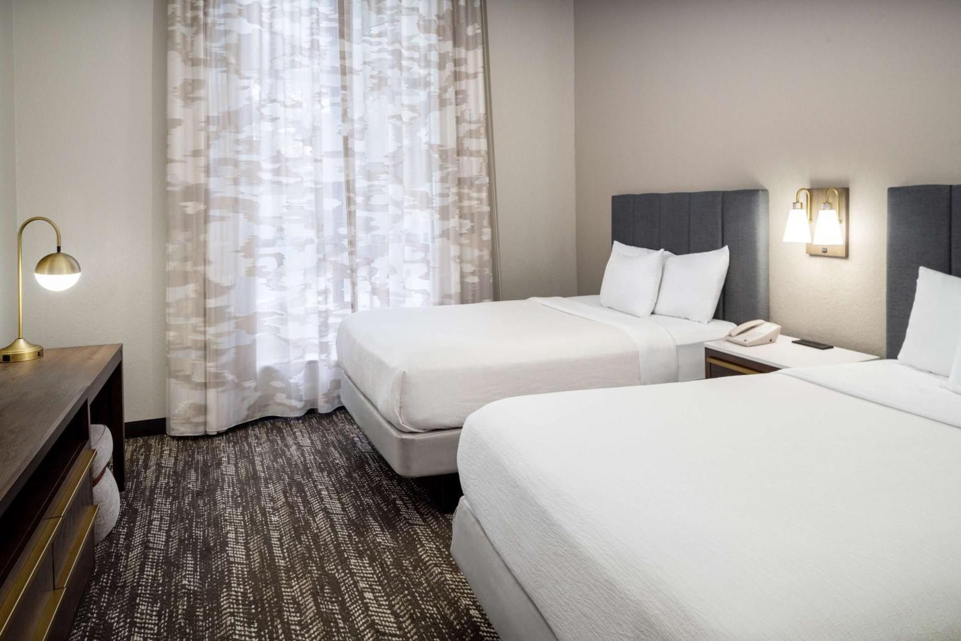 2 ROOM CONF SUITE-2 DOUBLE BEDS-PALM WING-NS