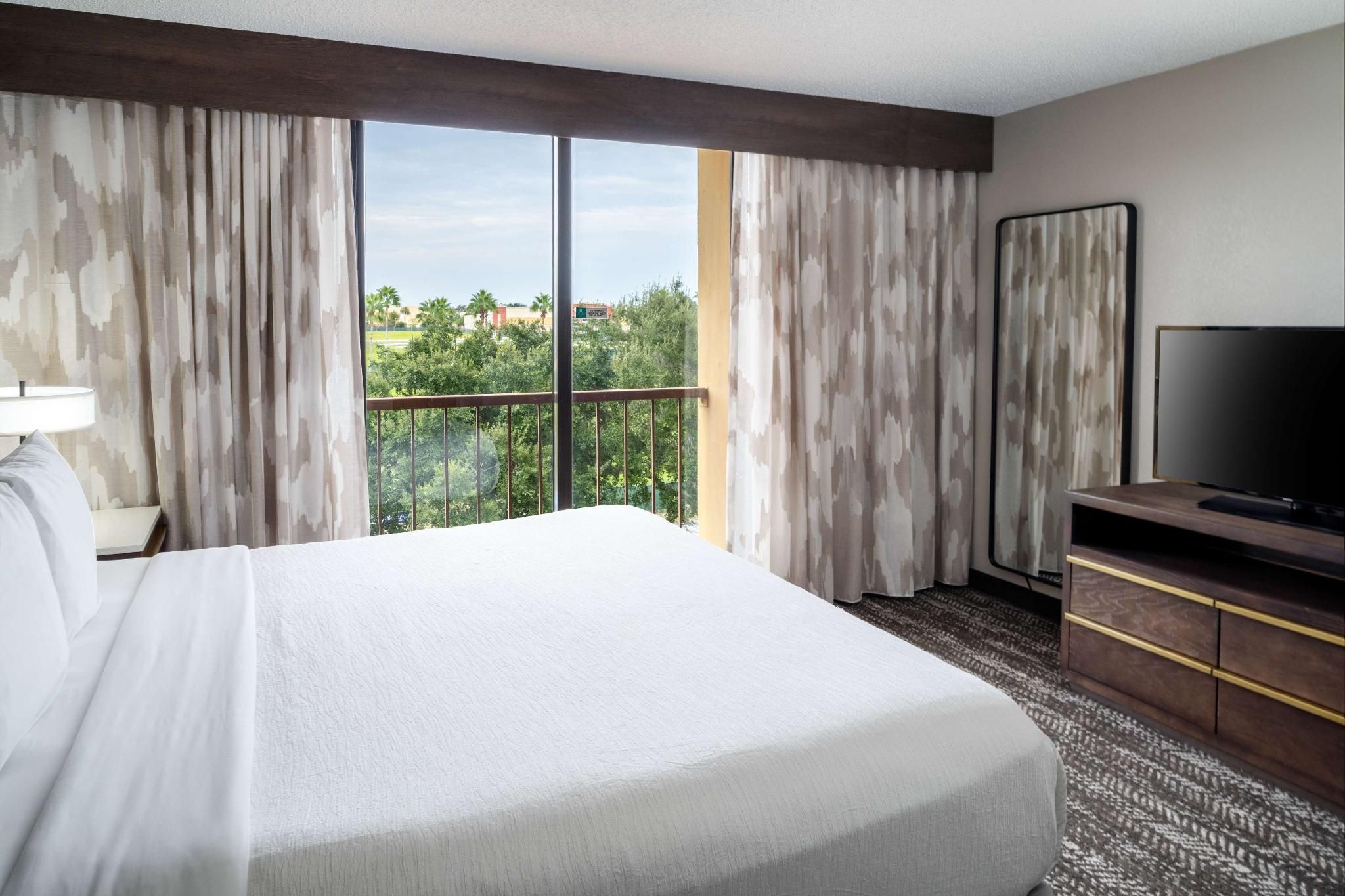 ROOM SUITE-1 KING BED-LAKE VIEW-ATRIUM-NS