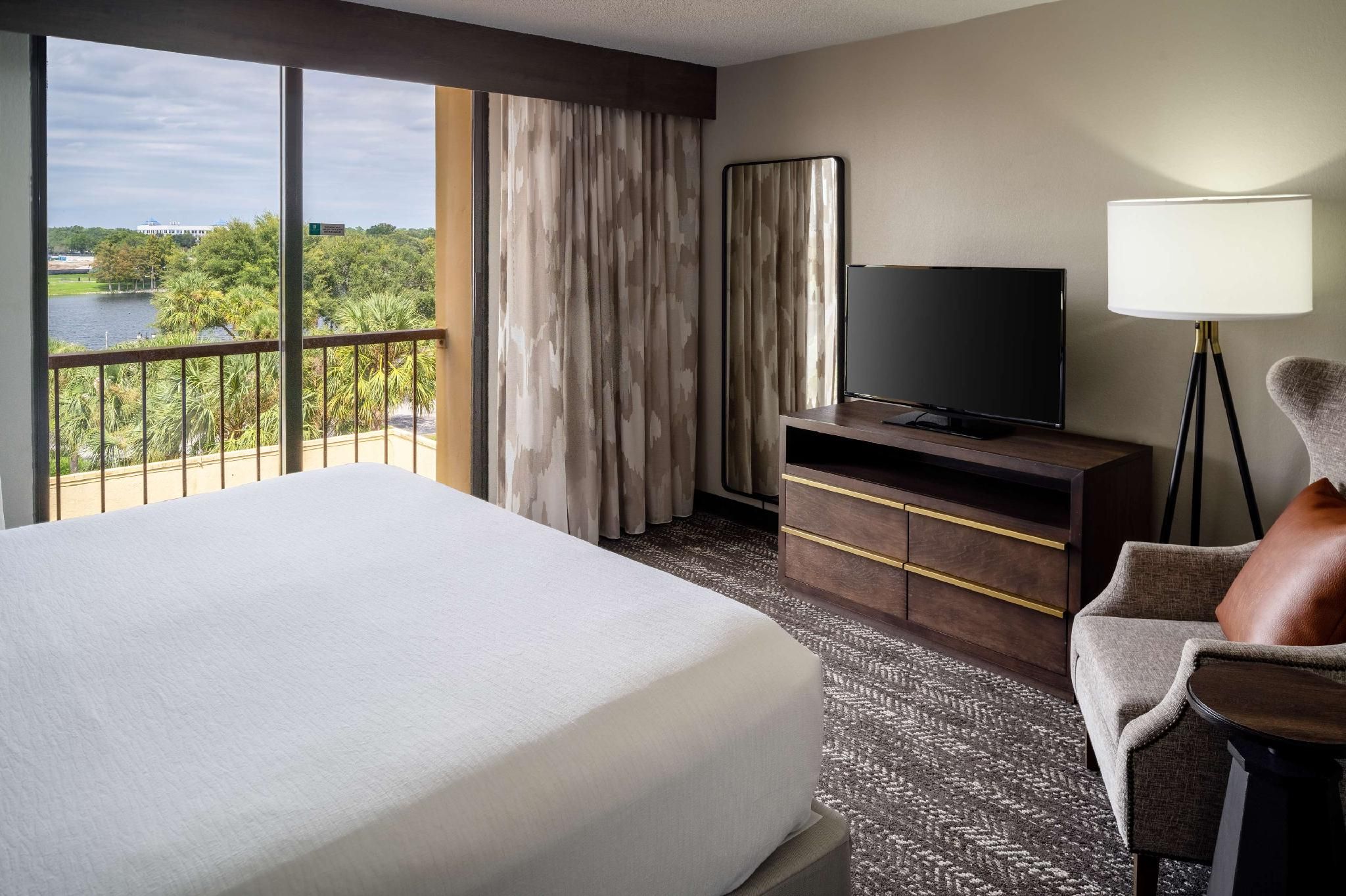 ROOM SUITE-1 KING BED-LAKE VIEW-ATRIUM-NS