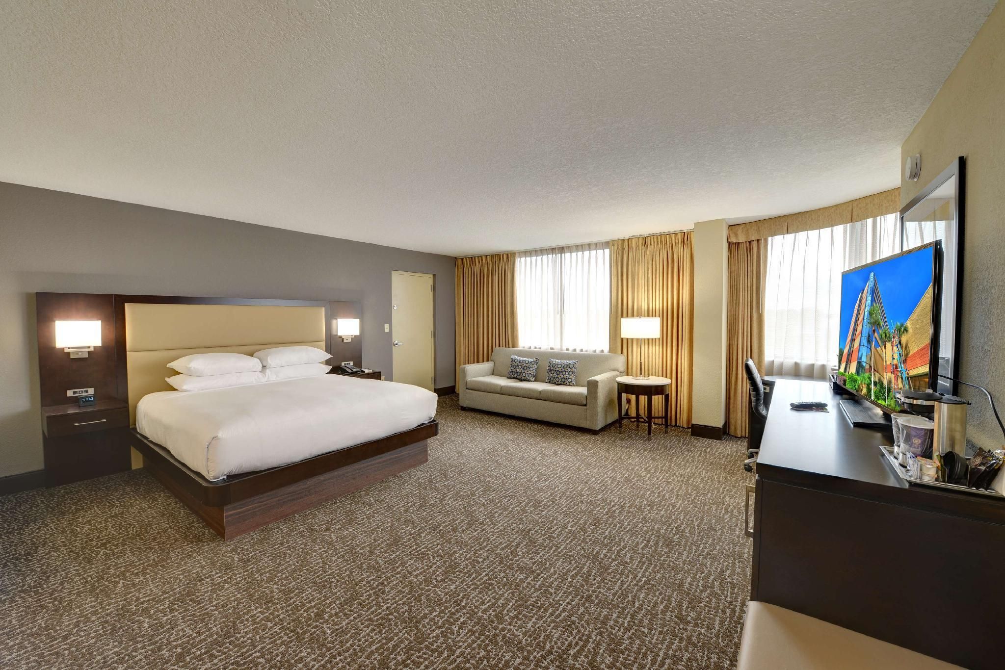 1 King Bed Corner Room