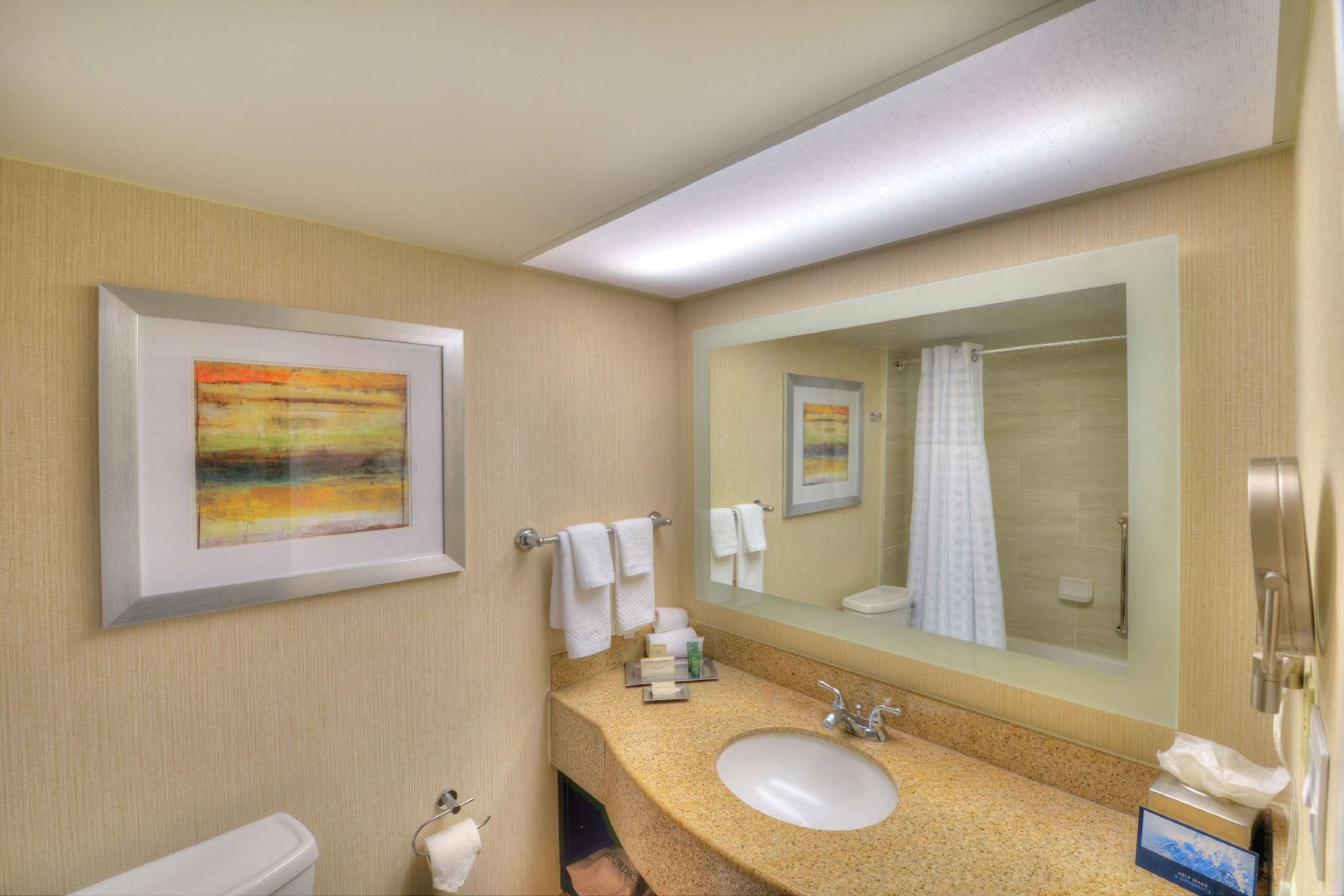 1 KING BED BI-LEVEL TOWNHOUSE