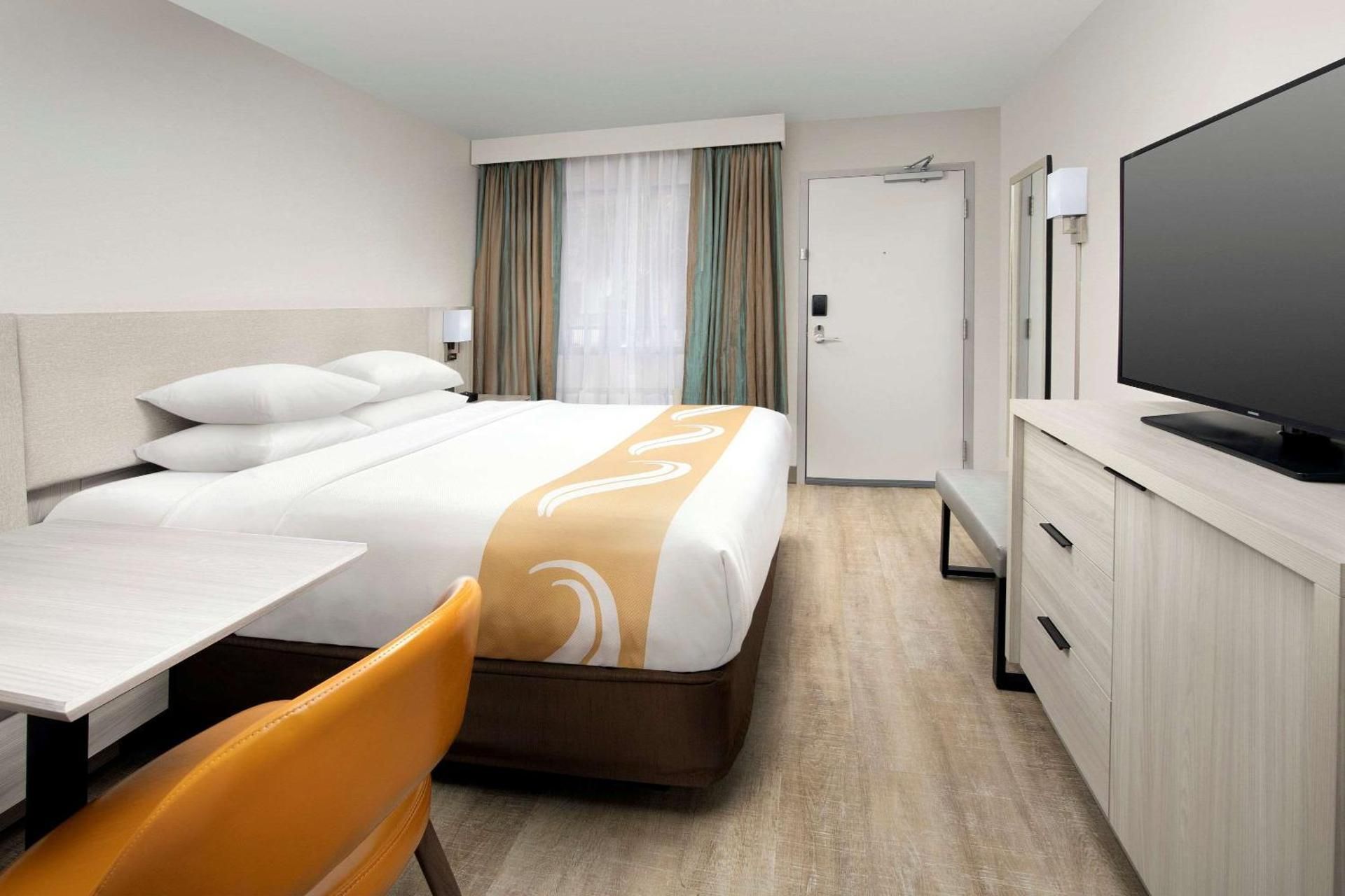 1 King Bed, Nonsmoking