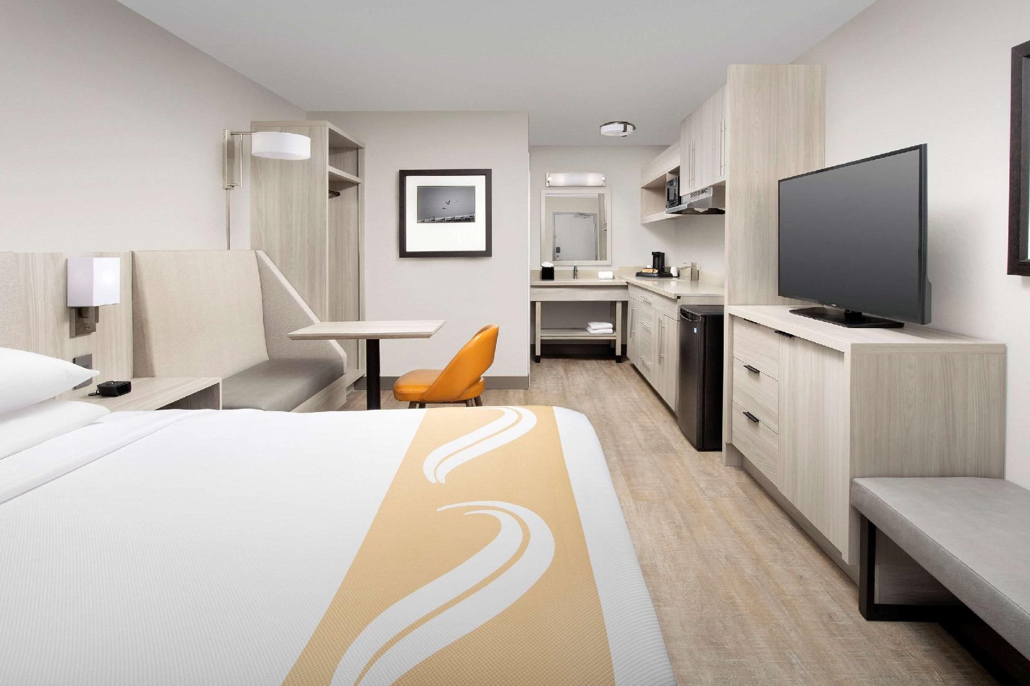 1 King Bed, Efficiency, Nonsmoking