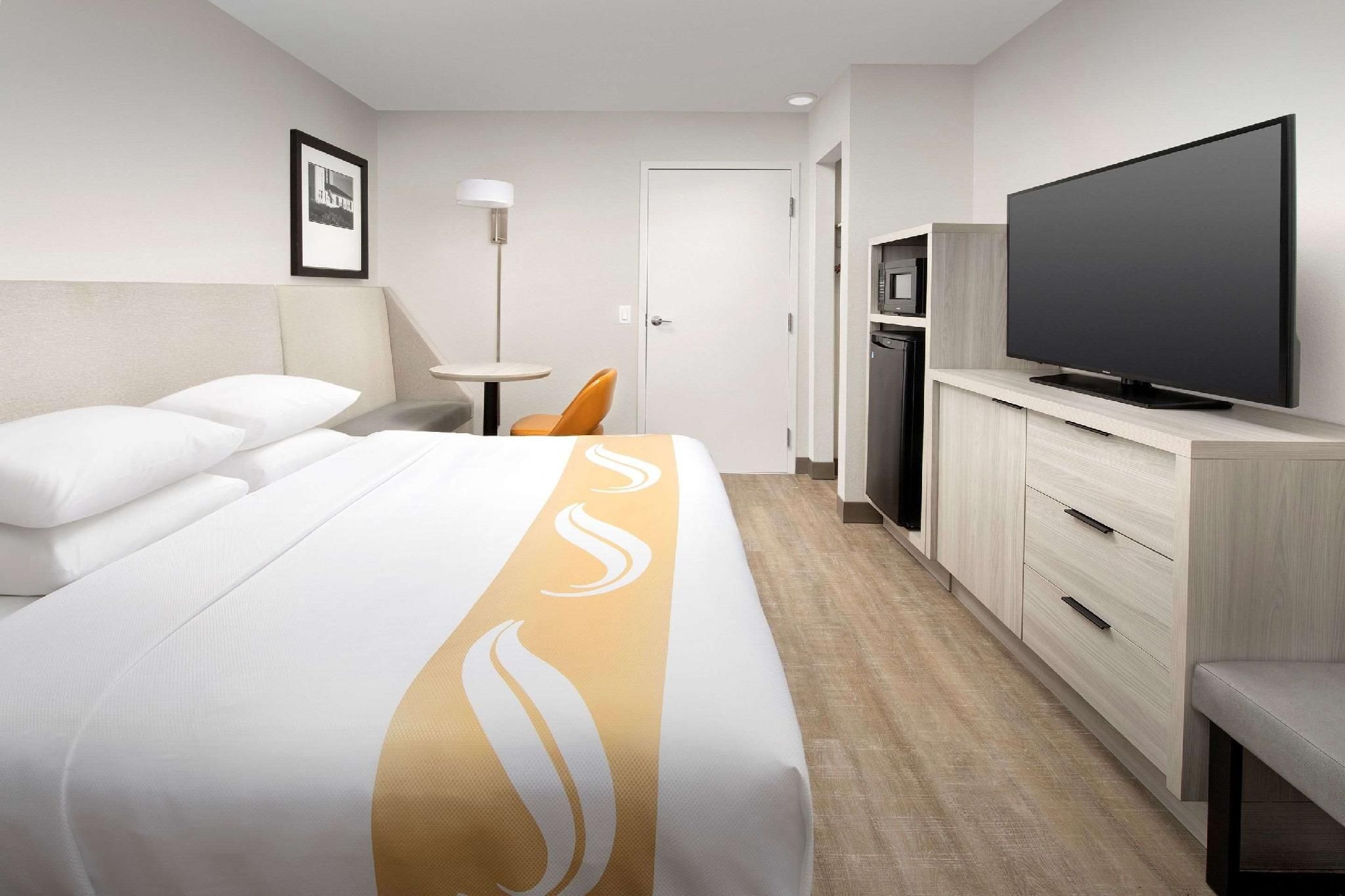1 King Bed, Nonsmoking, Accessible, Upgrade