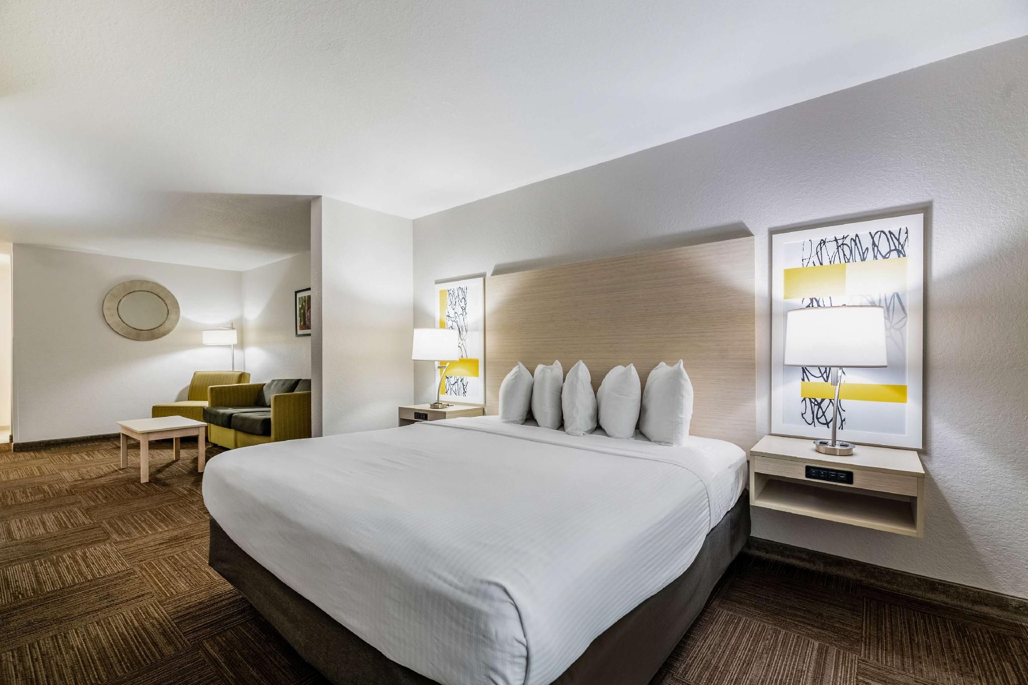 Best Western Auburndale Inn & Suites Suite - 1 King Bed, Nonsmoking, Mini-suite, Sofabed 2