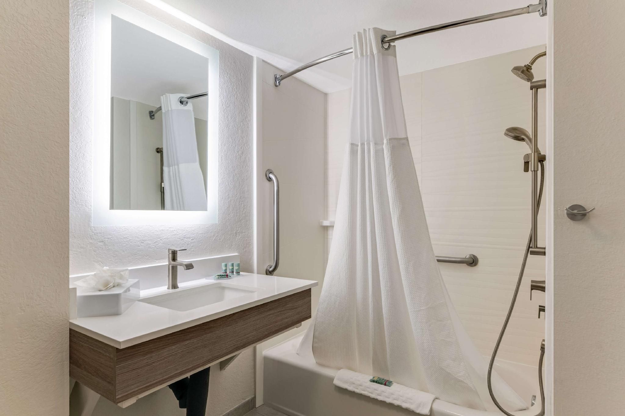 Best Western Auburndale Inn & Suites Accessibility - 2 Queen Beds, Bathtub, Nonsmoking 3