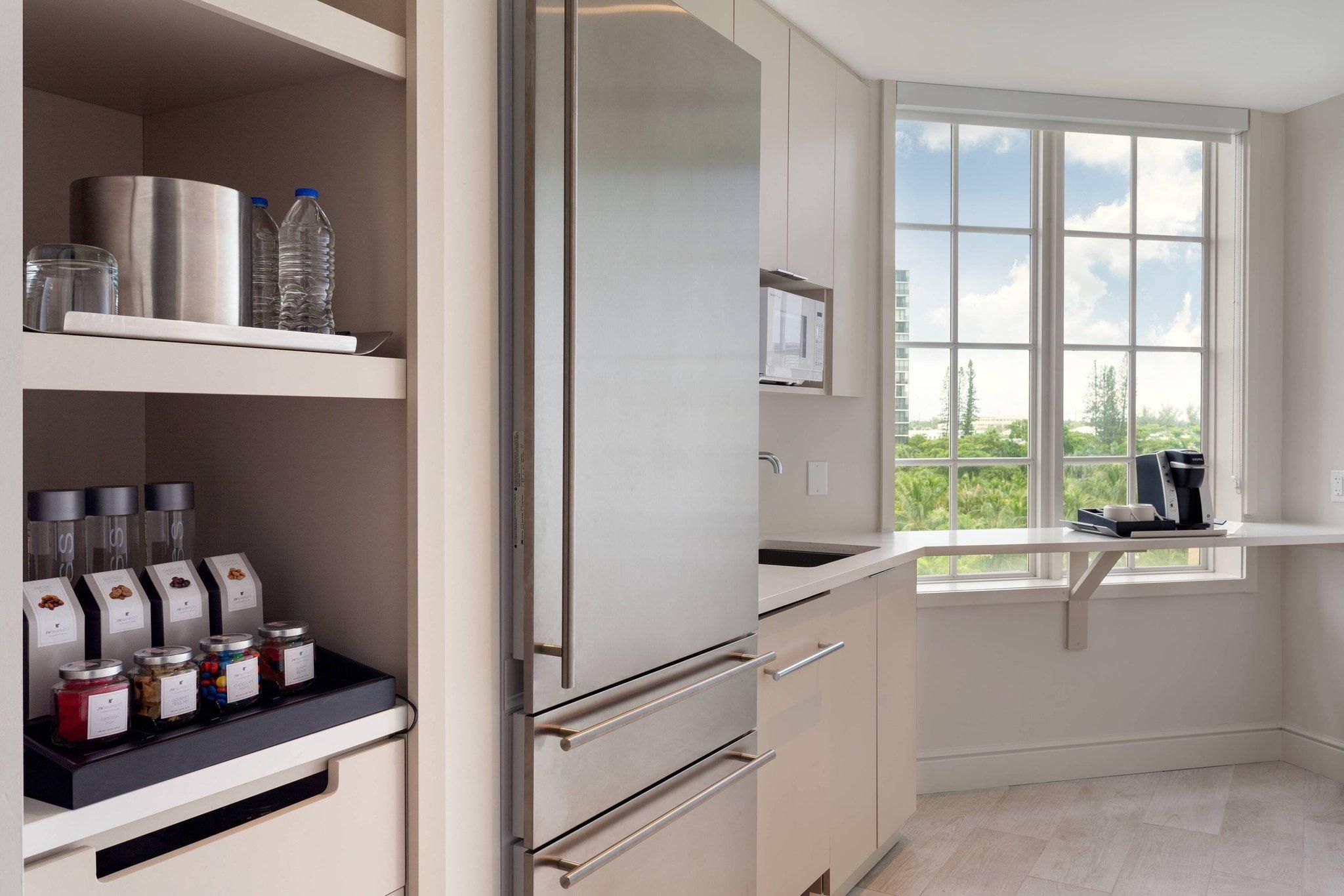 2 Bedroom Suite, 2 Bedroom Larger Apartment, Bedroom 1: 1 King, Bedroom 2: 2 Queen, Sofa bed