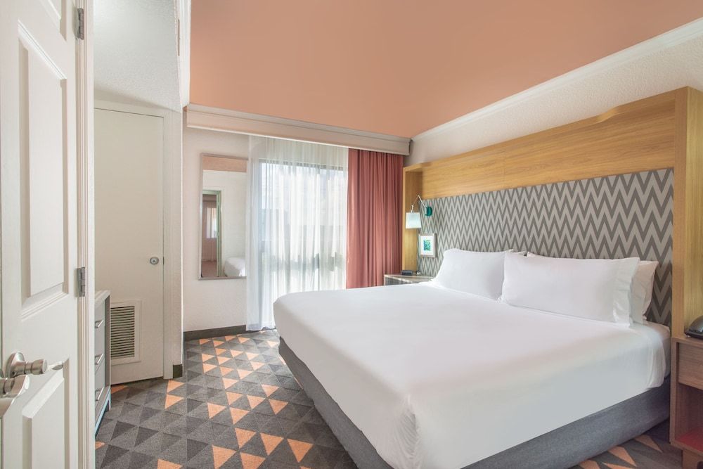 Standard Room, 1 Queen Bed, Accessible (Roll-In Shower)
