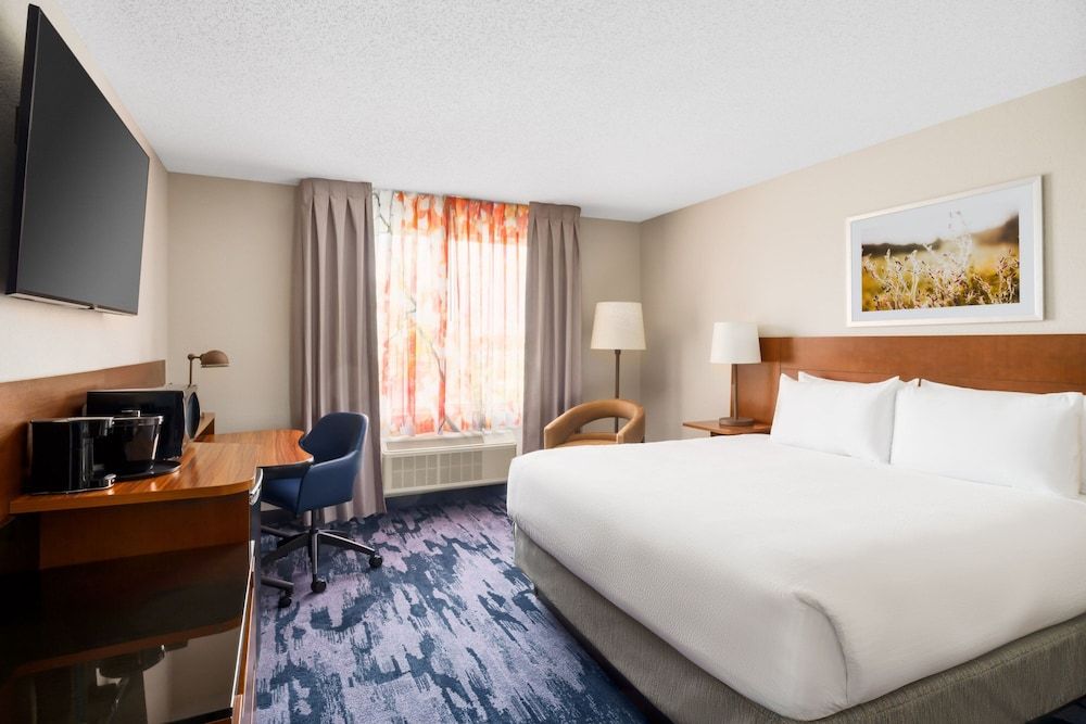 Room, 1 King Bed (Mobility Accessible, Roll-in Shower)