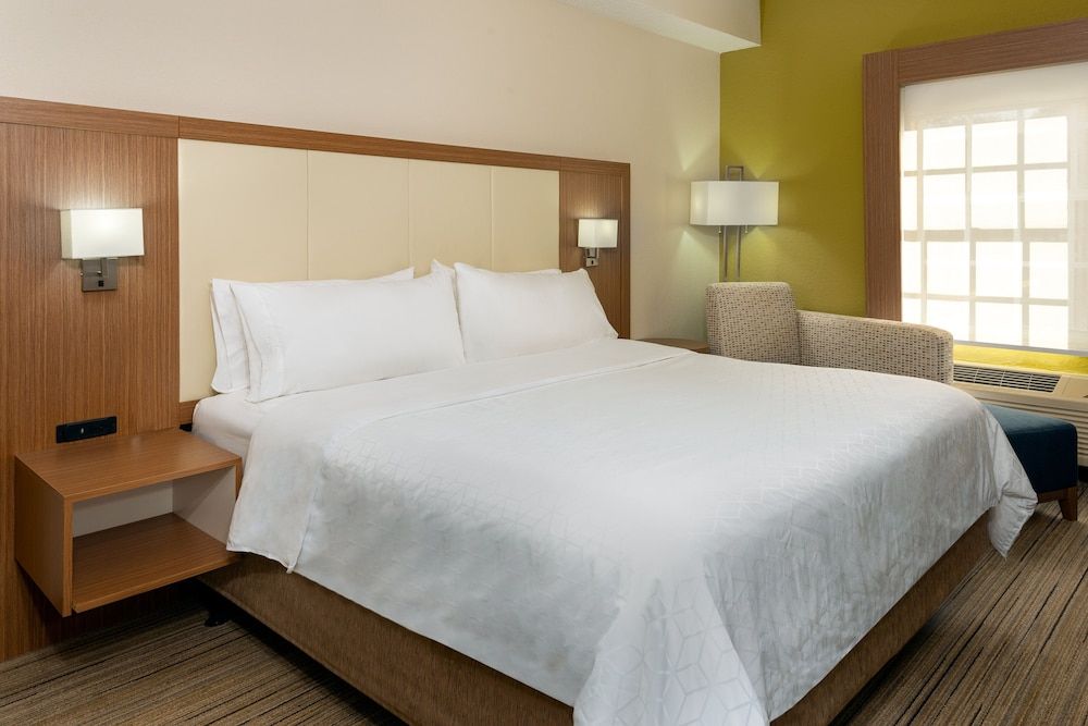 Room, 1 King Bed, Accessible, Non Smoking (Roll-In Shower)