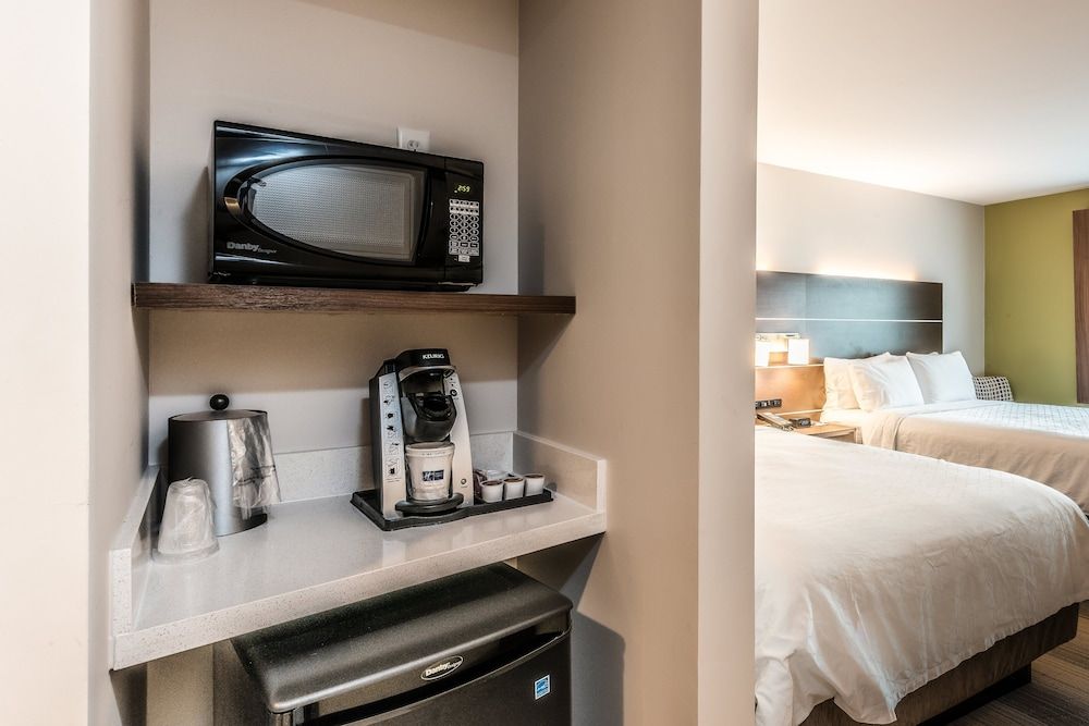 Standard Room, 2 Queen Beds, Pool Access
