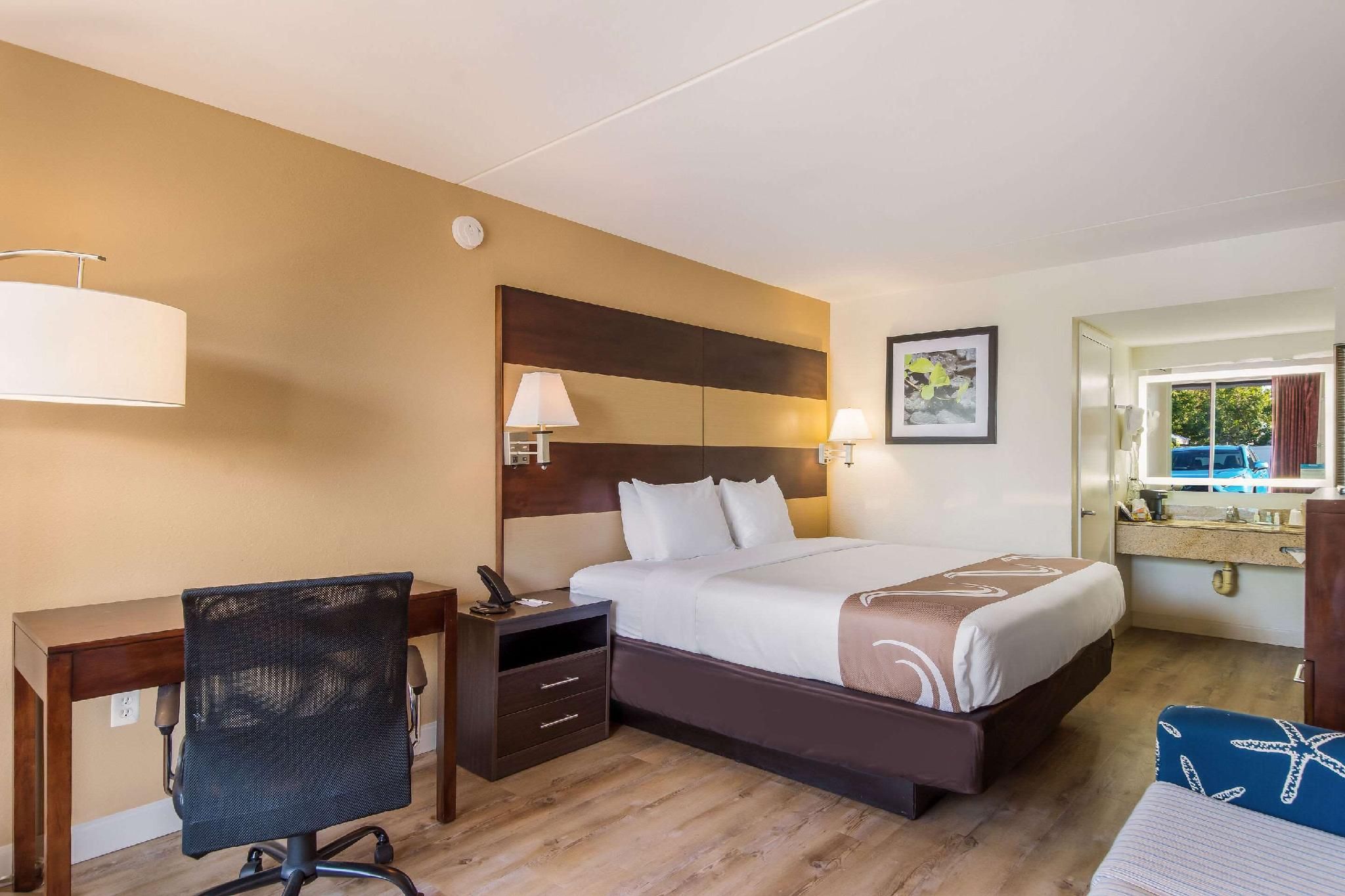 1 King Bed, Suite, Nonsmoking, Upgrade
