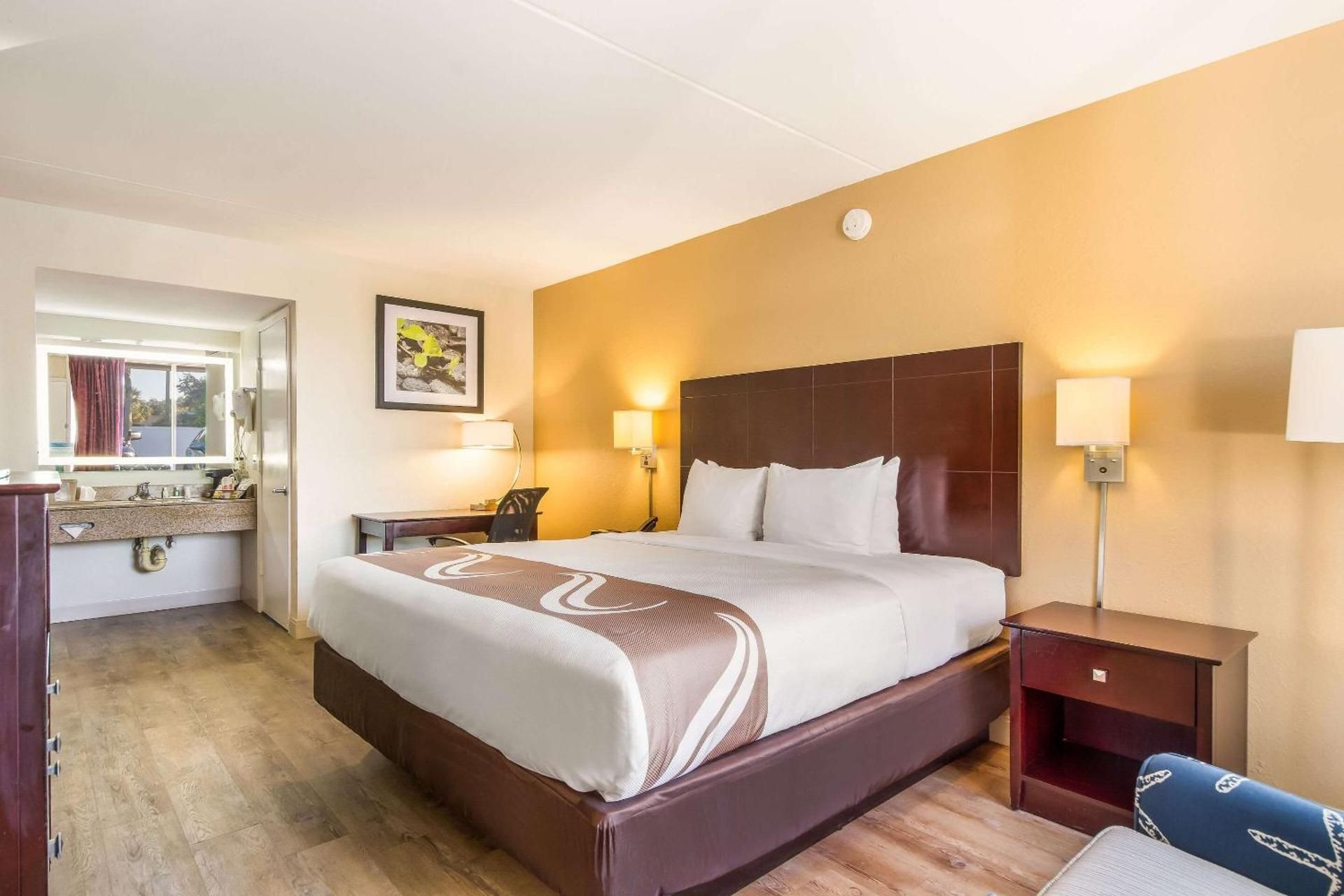 1 King Bed, Nonsmoking