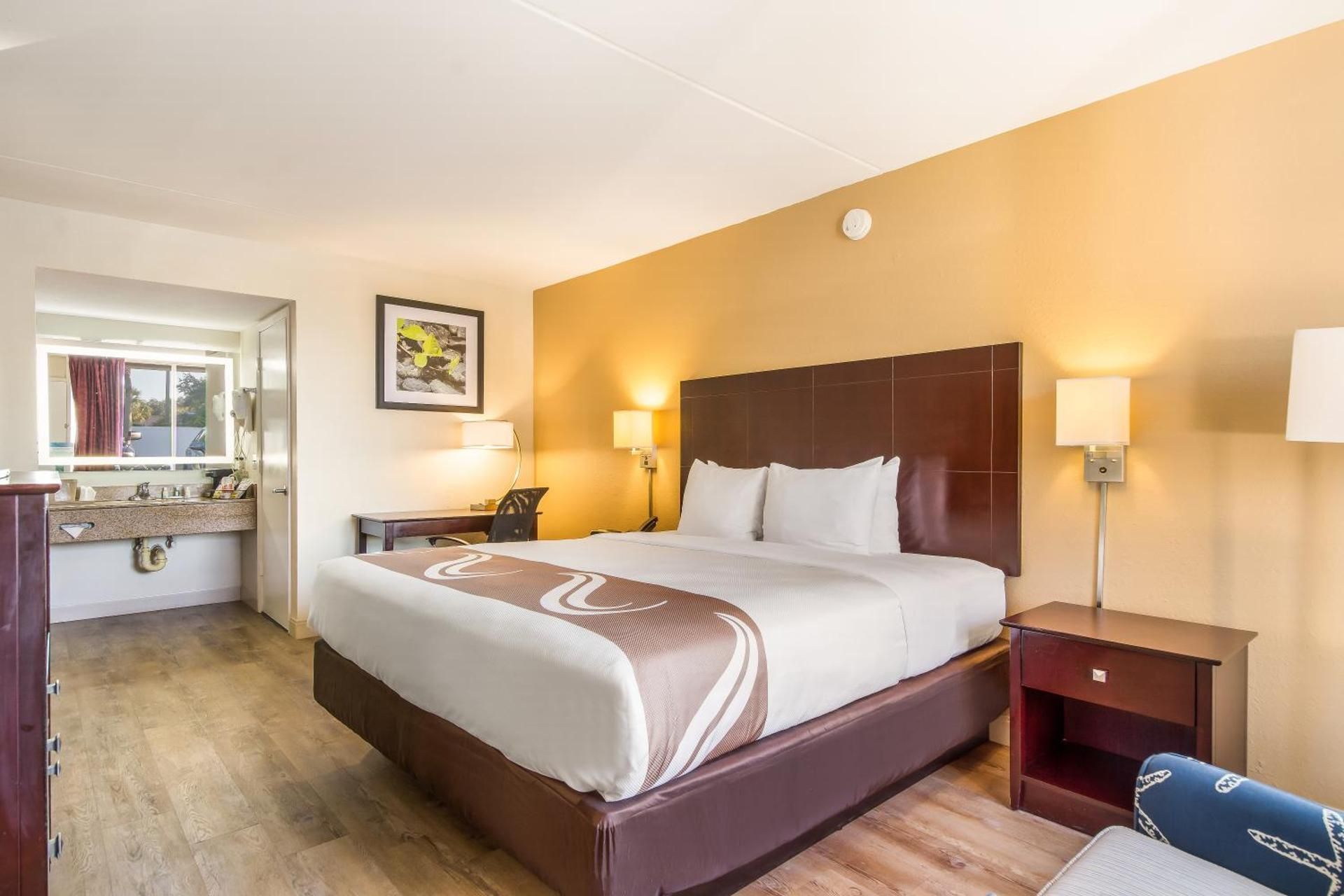 1 King Bed, Nonsmoking, Accessible
