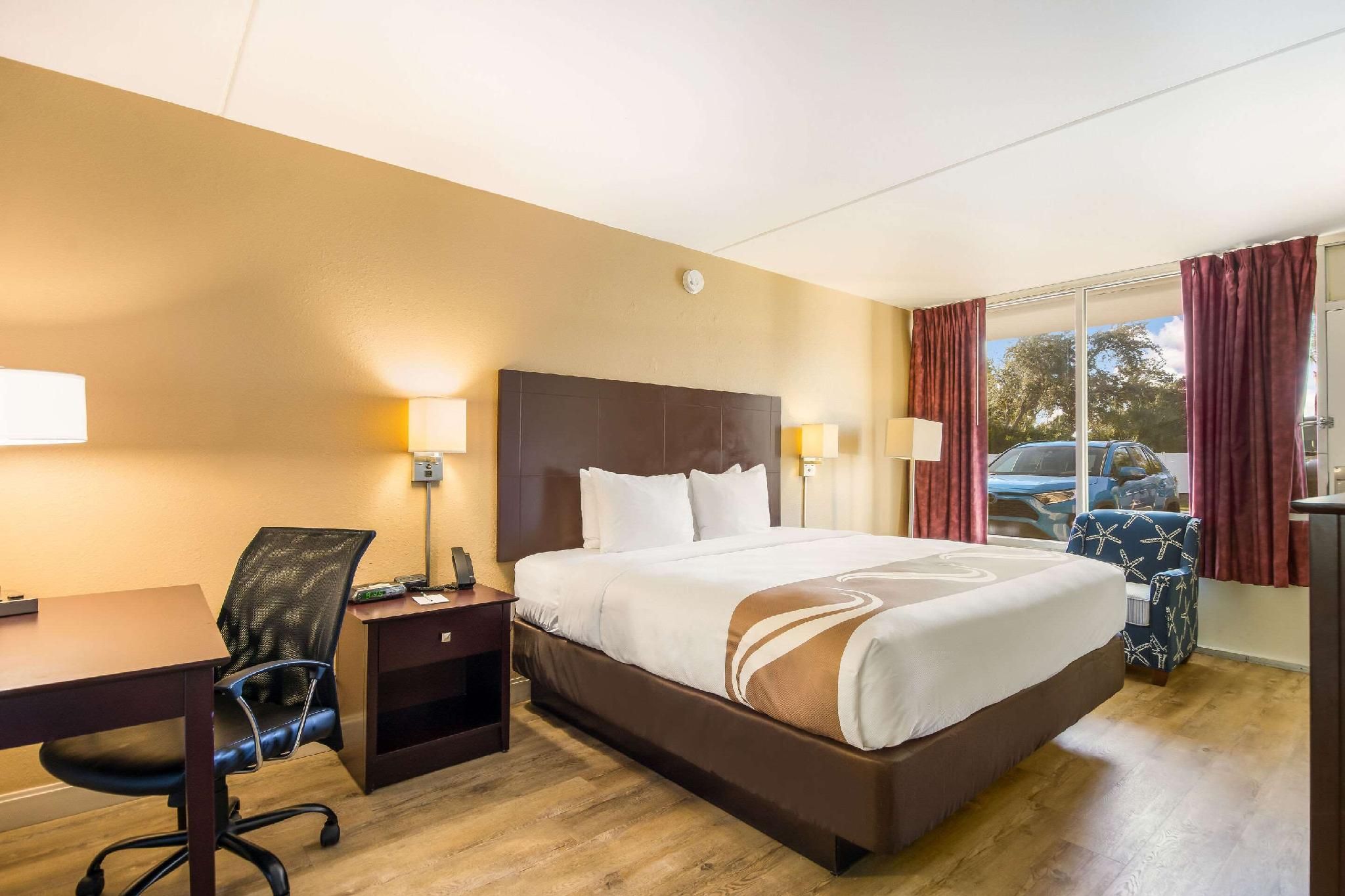1 King Bed, Nonsmoking