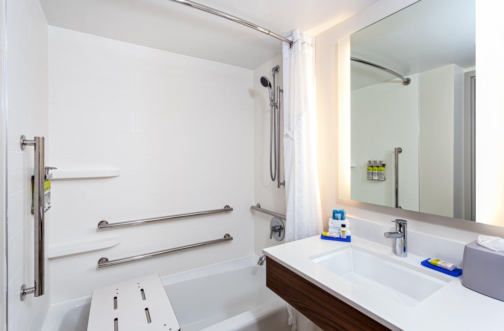1 King Standard Communications Mobility Accessible Tub