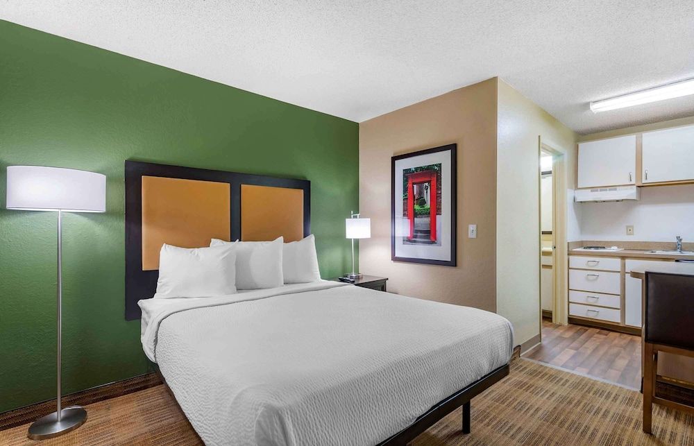 Deluxe Studio, 1 King Bed with Sofa bed, Smoking