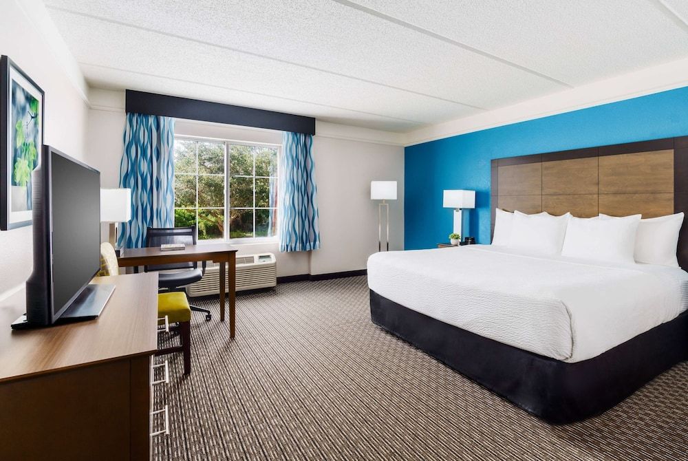 Room, 1 King Bed, Accessible, Non Smoking (Mobility/Hearing, Roll-in shower)