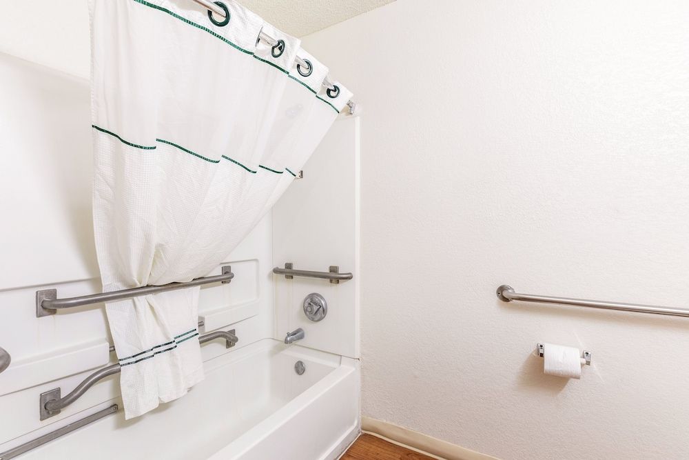 HomeTowne Studios by Red Roof Orlando - Casselberry Studio, 1 Queen Bed, Accessible, Non Smoking 7