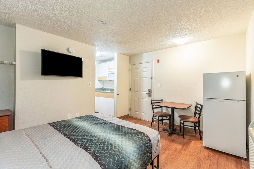 HomeTowne Studios by Red Roof Orlando - Casselberry Studio, 1 Queen Bed, Accessible, Non Smoking 4