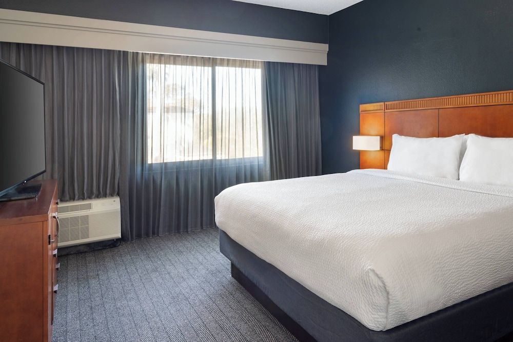 Suite, 1 King Bed with Sofa bed, Courtyard View