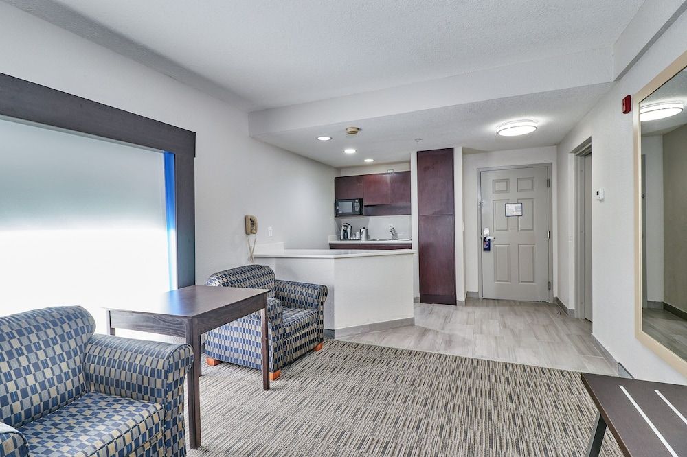 Suite, 1 Bedroom (Roll-In Shower)
