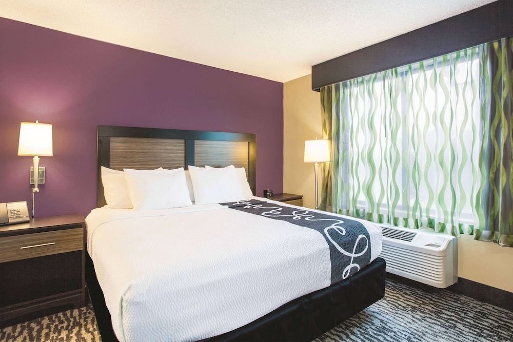 Suite, 1 King Bed, Non Smoking, Pool View