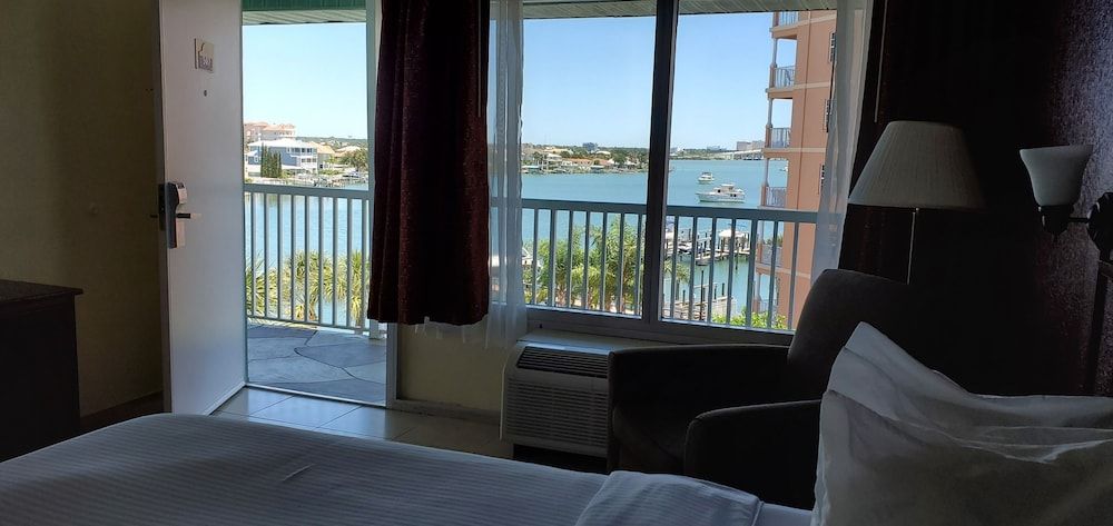 Clearwater Beach Hotel Standard Single Room, 1 Queen Bed, Harbor View 5
