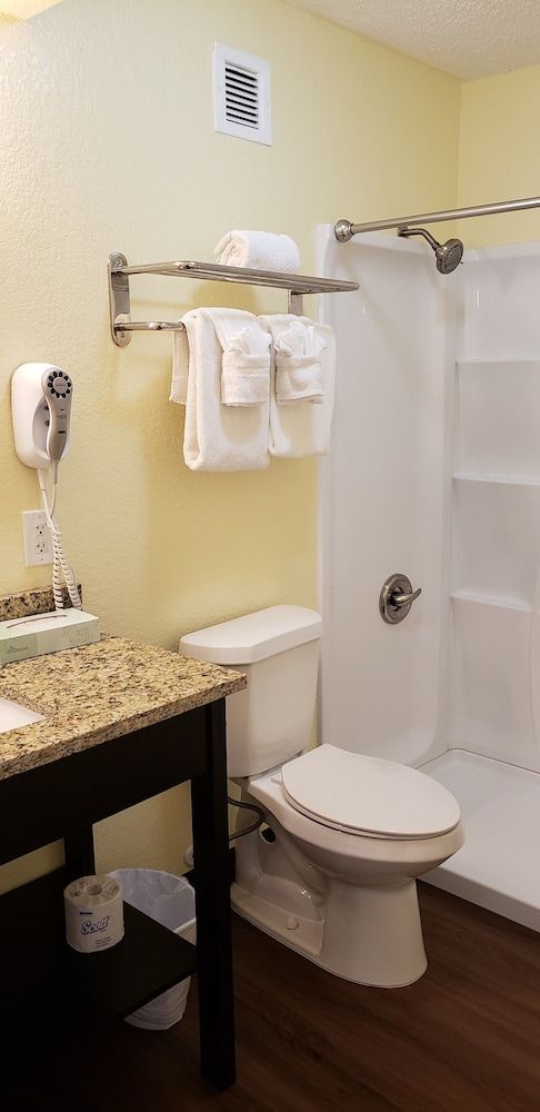 Clearwater Beach Hotel Standard Single Room, 1 Queen Bed 4