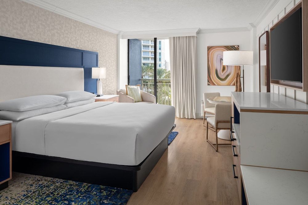 Room, 1 King Bed, Non Smoking, Pool View