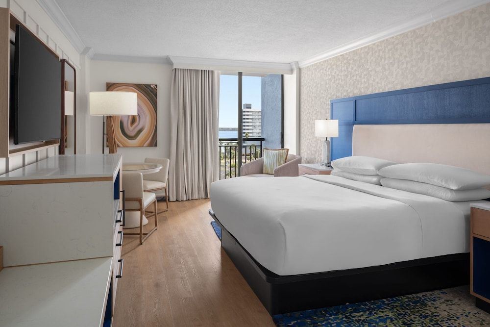 Room, 1 King Bed, Non Smoking (Mobility/Hearing Access, Roll-In Shwr)