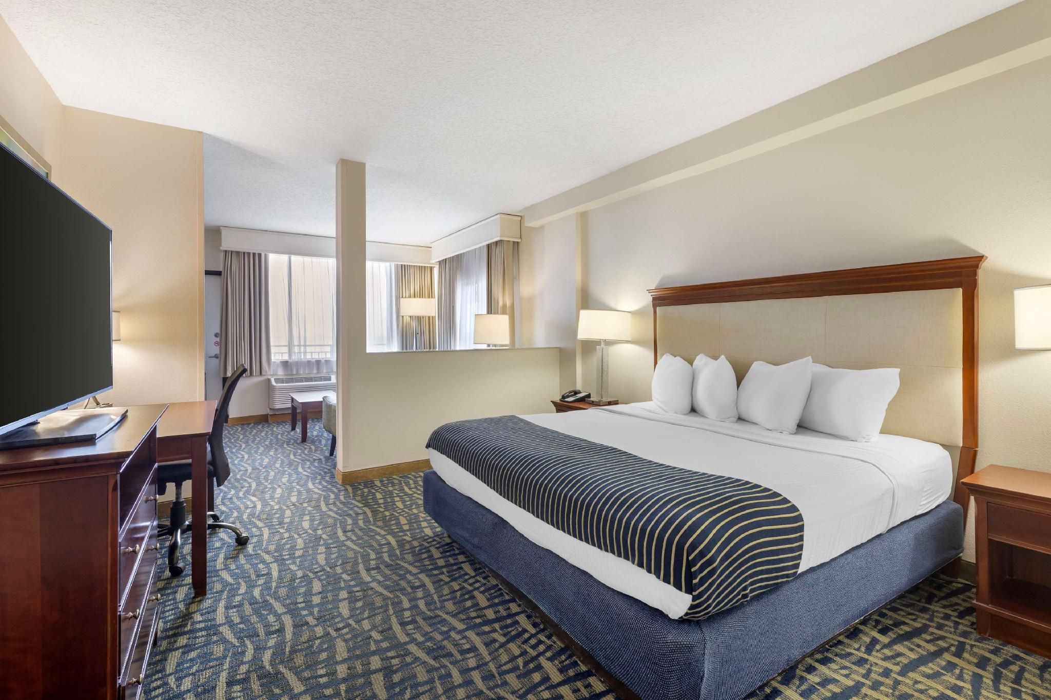 1 King Bed, Nonsmoking, Junior Suite, Beach Tower, Oceanfront, Private Balcony