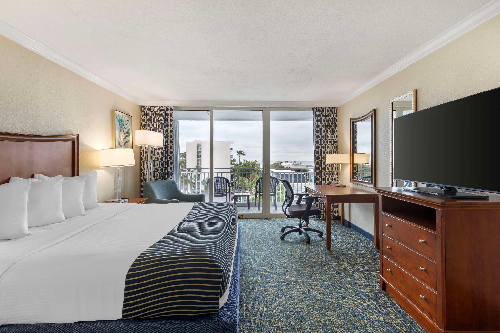 Suite-1 King Bed, Non-Smoking, Family Room, Two Rooms, One Bedroom, Kitchenette, Sofabed, Full Break