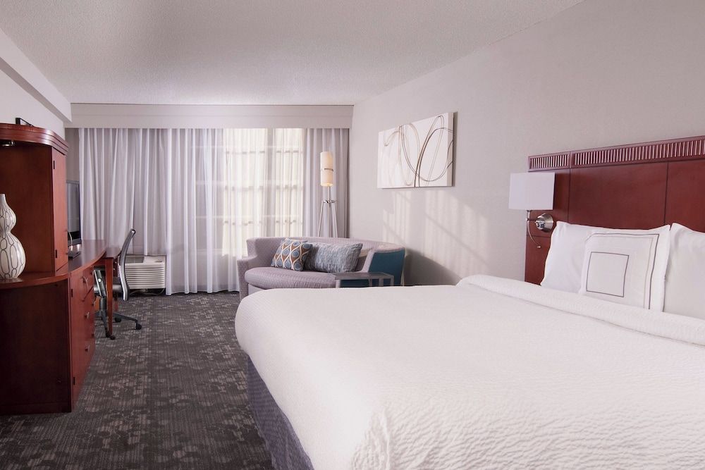 Room, 1 King Bed (Mobility Accessible, Tub)