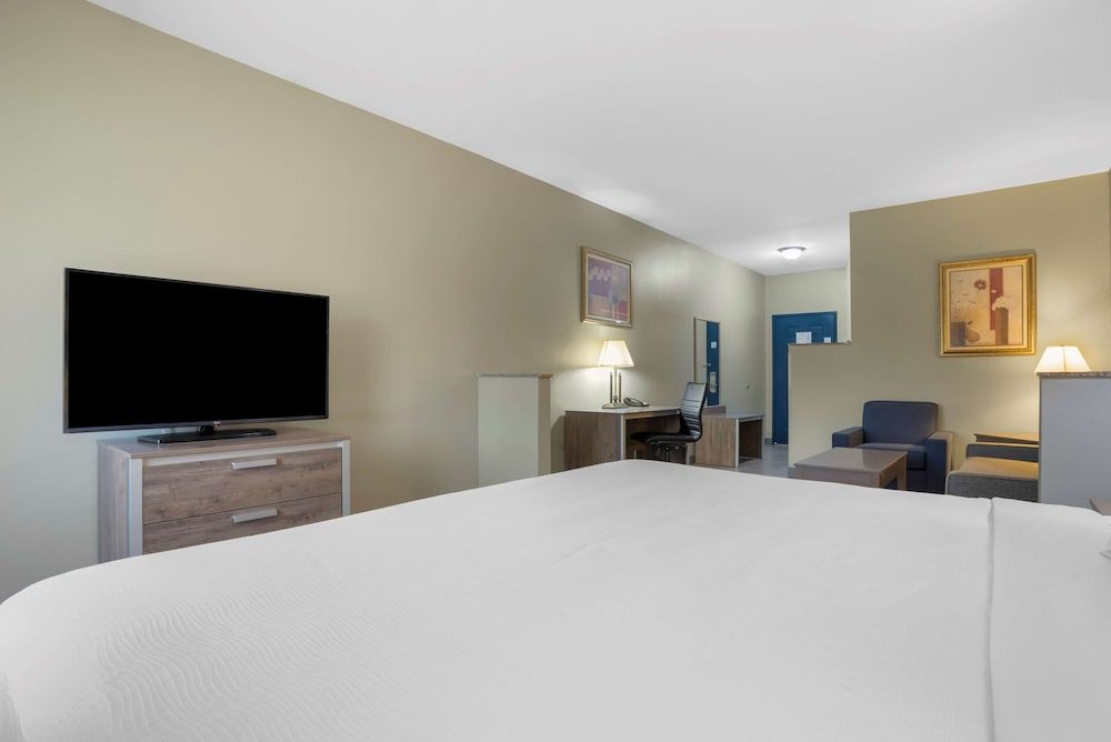 Best Western Wakulla Inn & Suites Standard Room, 1 King Bed, Non Smoking, Refrigerator & Microwave 2