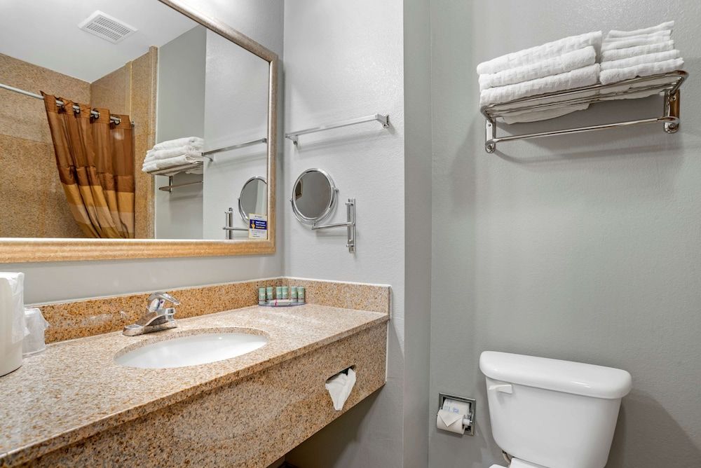 Best Western Wakulla Inn & Suites Standard Room, 1 King Bed, Non Smoking, Refrigerator & Microwave 4