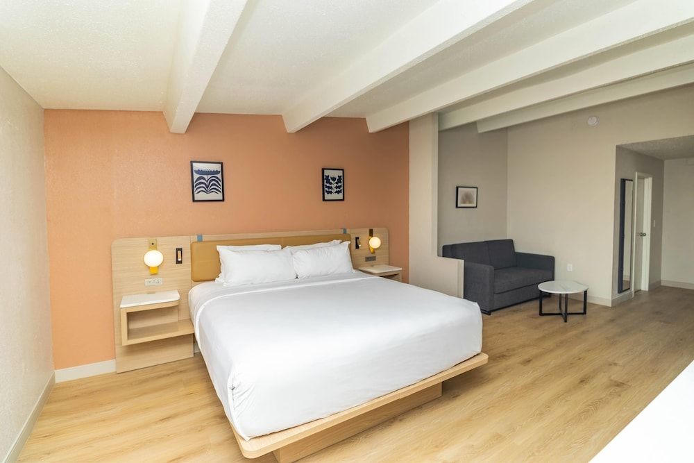 Suite, 1 King Bed, Non Smoking (Chaise Lounge)