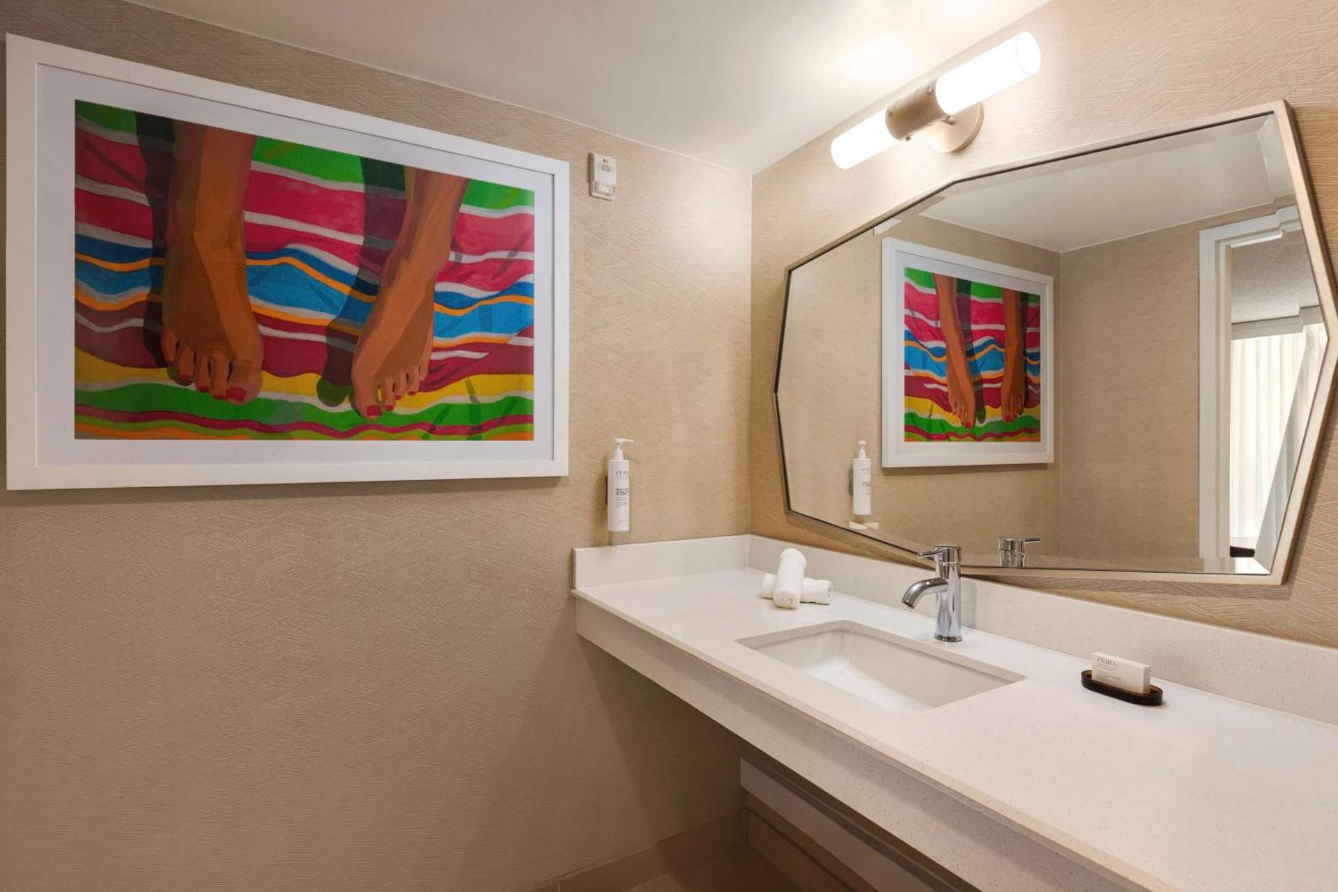 1 KING 1 BEDROOM STE MOBILITY ACCESS RI SHWR