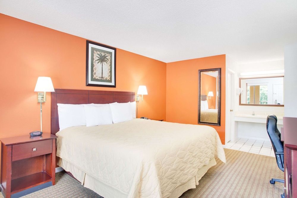 Room, 1 King Bed, Accessible, Non Smoking (Mobility/Tub w/Grab Bars)