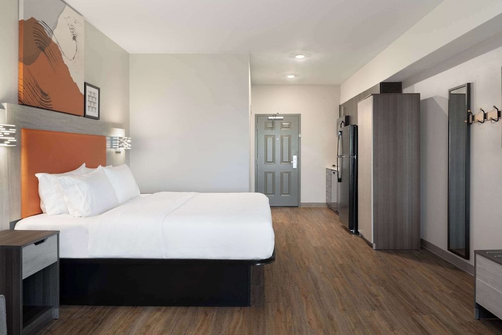 Spark by Hilton Destin Junior Suite, 1 King Bed, Accessible (Hearing)