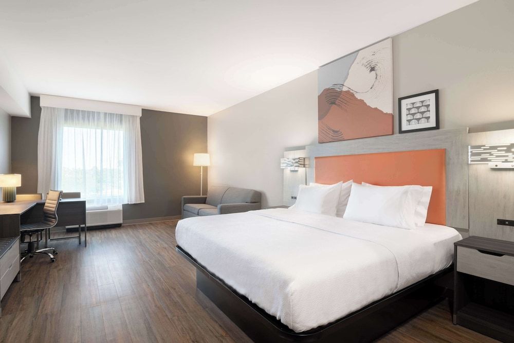 Spark by Hilton Destin Junior Suite, 1 King Bed, Accessible (Hearing) 3