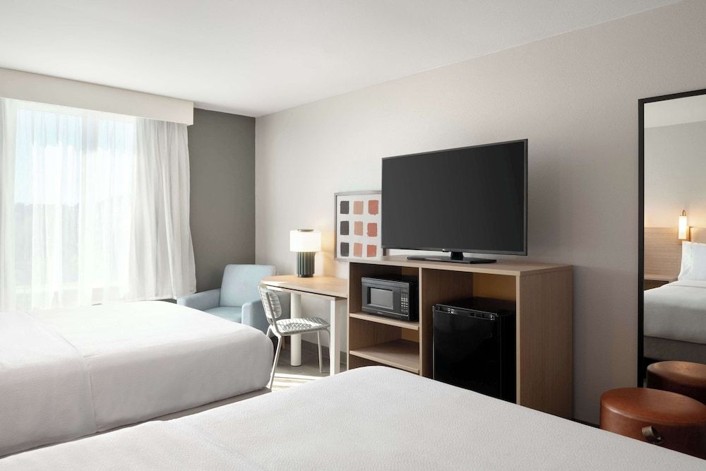 Spark by Hilton Destin Room, 2 Queen Beds, Accessible, Bathtub (Mobility) 2